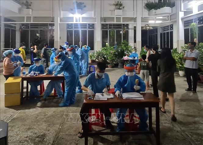 Photo: Taking samples for COVID-19 testing for 50,000 people in Ho Chi Minh City's Go Vap district in early May 29 morning. 