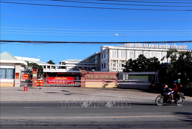 Phong toả Trung tâm Y tế huyện Cần Đước từ 22 giờ, ngày 29/5. Ảnh: Thanh Bình-TTXVN