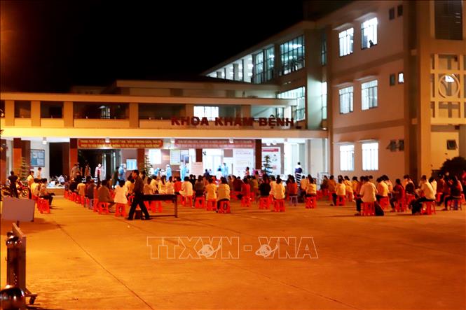 Tổ chức xét nghiệm cho nhân viên y tế Bệnh viện ngay trong đêm 29/5. Ảnh: Thanh Bình-TTXVN