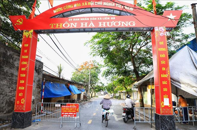Trong ảnh: Trên toàn huyện Đông Anh, trước cổng mỗi thôn đều có những trạm kiểm tra y tế đảm bảo phòng chống dịch. Ảnh: Tuấn Anh - TTXVN