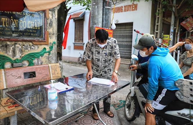 Trong ảnh: Cán bộ thôn Vân Hà, huyện Đông Anh cũng tích cực tham gia gác chốt kiểm tra y tế phòng chống dịch. Ảnh: Thành Đạt - TTXVN