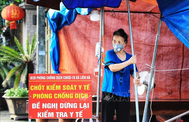 Trong ảnh: Lực lượng tình nguyện viên gác chốt là các bà, các mẹ trong hội Phụ nữ chưa một phút bỏ vị trí đảm bảo công tác phòng chống dịch. Ảnh: Thành Đạt - TTXVN 