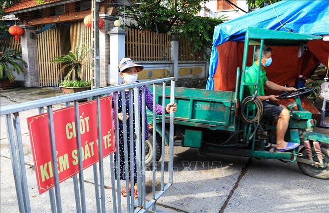 Trong ảnh: Trên toàn huyện Đông Anh, trước cổng mỗi thôn đều có những trạm kiểm tra y tế đảm bảo phòng chống dịch. Ảnh: Thành Đạt - TTXVN