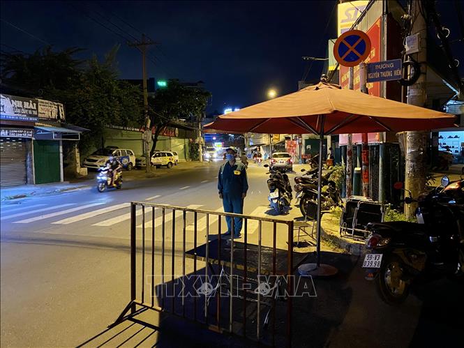 Trong ảnh: Lực lượng chức năng dựng chốt kiểm tra giao thông trên đường Lê Quang Định (phường 1, quận Gò Vấp, Tp. Hồ Chí Minh). Ảnh: Hồng Giang - TTXVN.