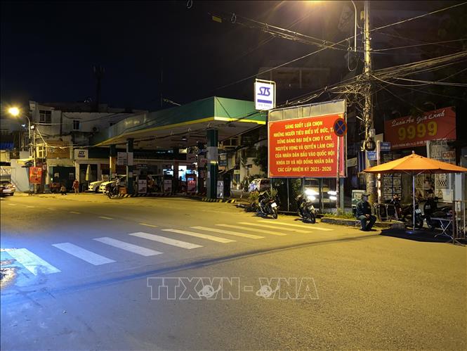 Trong ảnh: Lực lượng chức năng dựng chốt kiểm tra giao thông trên đường Lê Quang Định (phường 1, quận Gò Vấp, Tp. Hồ Chí Minh). Ảnh: Hồng Giang - TTXVN.