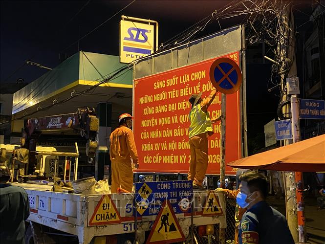 Trong ảnh: Lực lượng chức năng dựng chốt kiểm tra giao thông trên đường Lê Quang Định (phường 1, quận Gò Vấp, Tp. Hồ Chí Minh). Ảnh: Hồng Giang - TTXVN.