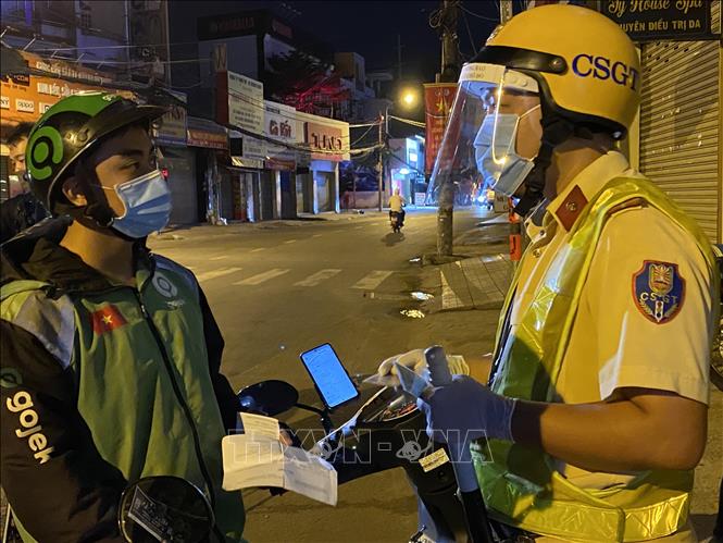 Trong ảnh: Lực lượng cảnh sát giao thông kiểm tra giấy tờ của người dân tại chốt kiểm tra trên đường Lê Quang Định (phường 1, quận Gò Vấp, Tp. Hồ Chí Minh). Ảnh: Hồng Giang - TTXVN.