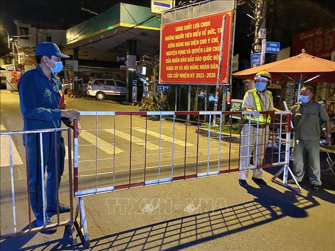 Trong ảnh: Lực lượng chức năng dựng chốt kiểm tra giao thông trên đường Lê Quang Định (phường 1, quận Gò Vấp, Tp. Hồ Chí Minh). Ảnh: Hồng Giang - TTXVN.