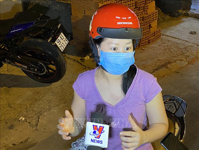 Trong ảnh: Chị Trần Thị Phương Quyên (ngụ phường 1, quận Gò Vấp, Tp. Hồ Chí Minh) cho biết chị hoàn toàn ủng hộ và nghiêm túc chấp hành theo chủ trương giãn cách xã hội của Thành phố. Ảnh: Hồng Giang - TTXVN.