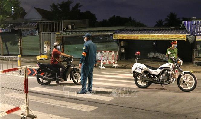 Trong ảnh: Lực lượng chức năng lập chốt kiểm soát lưu thông tại khu vực cầu Trường Đai giữa Phường Thới An, Quận 12 với Phường 13, Quận Gò Vấp. Ảnh: Xuân Tình - TTXVN