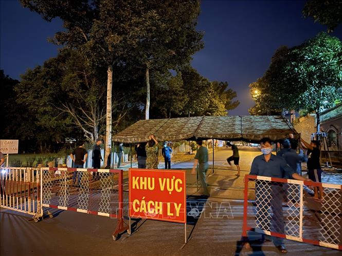 Trong ảnh: Một phần Khu dân cư Hiệp Thành 3, phường Hiệp Thành, TP.Thủ Dầu Một, tỉnh Bình Dương phong tỏa ngay trong đêm 30/5/2021. Ảnh: TTXVN