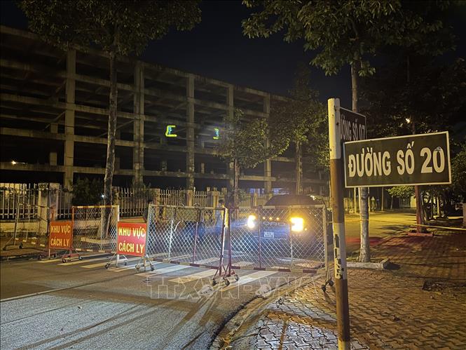 Trong ảnh: Một phần Khu dân cư Hiệp Thành 3, phường Hiệp Thành, TP.Thủ Dầu Một, tỉnh Bình Dương phong tỏa ngay trong đêm 30/5/2021. Ảnh: TTXVN