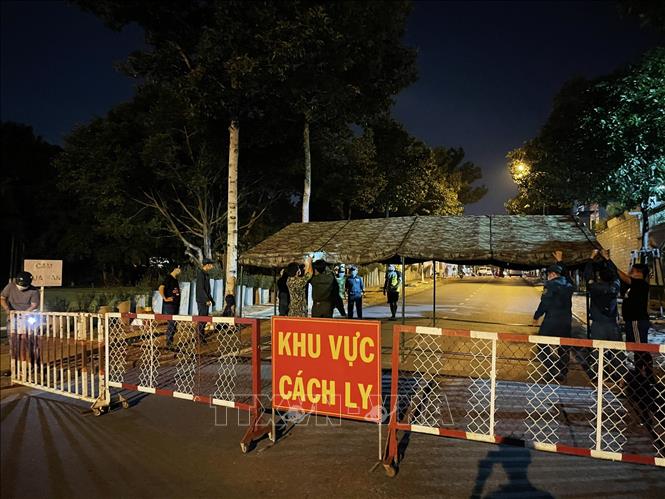 Trong ảnh: Một phần Khu dân cư Hiệp Thành 3, phường Hiệp Thành, TP.Thủ Dầu Một, tỉnh Bình Dương phong tỏa ngay trong đêm 30/5/2021. Ảnh: TTXVN