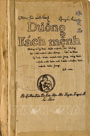 Năm 1924, Nguyễn Ái Quốc về Quảng Châu, Trung Quốc và thành lập Hội Việt Nam Cách mạng Thanh niên (tháng 6/1925), mở lớp Huấn luyện chính trị, ra Báo Thanh niên, truyền giảng cho đội ngũ cán bộ cốt cán đầu tiên của Việt Nam những nội dung cơ bản của học thuyết Mác - Lênin, để chuẩn bị cho sự ra đời một chính Đảng vô sản kiểu mới ở Việt Nam. Trong ảnh: Cuốn “Đường Kách mệnh” tập hợp những bài giảng của Nguyễn Ái Quốc tại lớp huấn luyện chính trị các thanh niên yêu nước Việt Nam trong những năm 1925-1927. Ảnh: Tư liệu/TTXVN phát