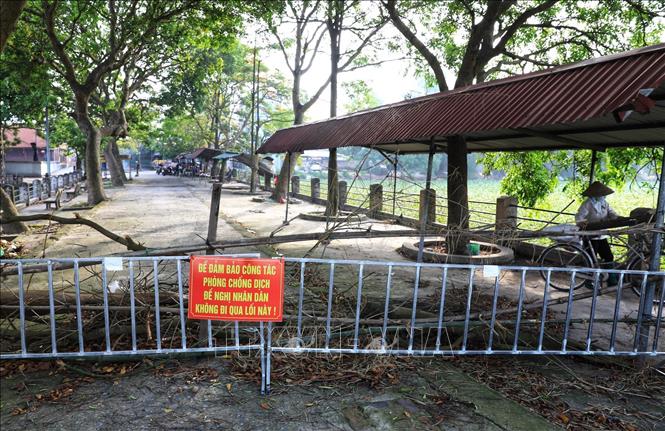 Trong ảnh: Nhiều con đường dẫn vào các thôn xã Vân Hà, huyện Đông Anh được “chốt cứng” bằng hàng rào. Ảnh: Thành Đạt - TTXVN