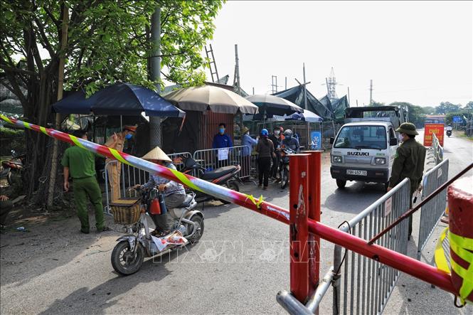 Trong ảnh: Chỉ những người đã thực hiện khai báo y tế đầy đủ và không đến từ vùng dịch mới được đi qua chốt kiểm dịch. Ảnh: Thành Đạt - TTXVN 
