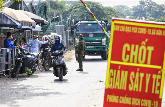 Trong ảnh: Chốt kiểm soát phòng dịch COVID-19 tại địa bàn xã Vân Hà, huyện Đông Anh. Ảnh: Thành Đạt - TTXVN 
