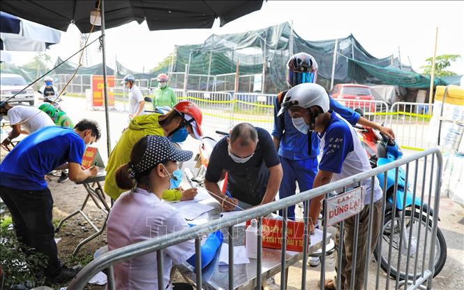 Trong ảnh: Người dân phải khai báo y tế trước khi qua chốt kiểm dịch tại xã Vân Hà giáp ranh với các xã thuộc huyện Từ Sơn, tỉnh Bắc Ninh. Ảnh: Tuấn Anh - TTXVN
