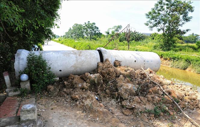 Trong ảnh: Con đường ven sông các xã Liên Hà, Vân Hà giáp ranh với các xã thuộc huyện Từ Sơn, tỉnh Bắc Ninh được chặn lối đi lại đề phòng người đi lại. Ảnh: Thành Đạt - TTXVN 