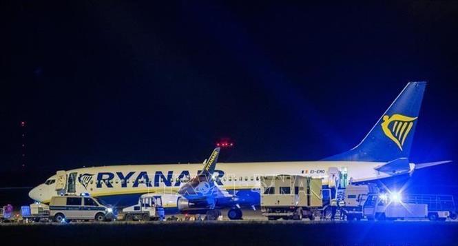 Trong ảnh: Cảnh sát Đức kiểm tra chiếc máy bay của hãng hàng không Ryanair sau khi máy bay này phải hạ cánh khẩn cấp xuống sân bay Berlin-Brandenburg ở Berlin do đe dọa có bom tối 30/5/2021. Ảnh: DW/TTXVN