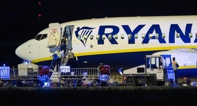Trong ảnh: Cảnh sát Đức kiểm tra chiếc máy bay của hãng hàng không Ryanair sau khi máy bay này phải hạ cánh khẩn cấp xuống sân bay Berlin-Brandenburg ở Berlin do đe dọa có bom tối 30/5/2021. Ảnh: DW/TTXVN