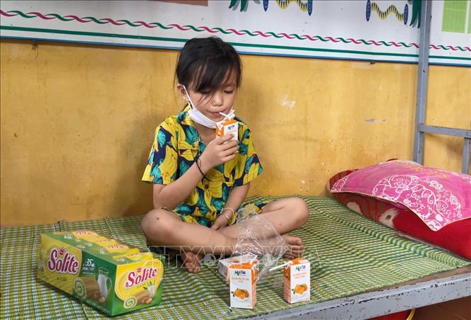 Học sinh đón Tết Thiếu nhi 1/6 trong Khu cách ly tập trung Trường Phổ thông dân tộc bán trú Tiểu học xã Phìn Hồ (xã Phìn Hồ, huyện Nậm Pồ, tỉnh Điện Biên). Ảnh: Xuân Tiến - TTXVN.