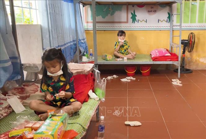 Các cháu học sinh đón Tết Thiếu nhi 1/6 trong Khu cách ly tập trung trên địa bàn huyện Nậm Pồ (tỉnh Điện Biên). Ảnh: Xuân Tiến - TTXVN