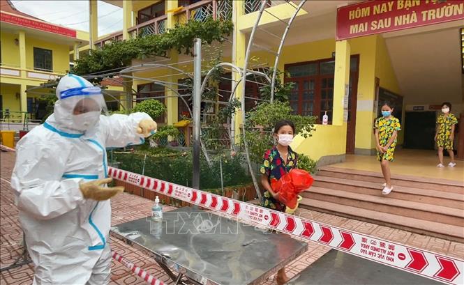 Các cháu trong các Khu cách ly y tế tập trung trên địa bàn huyện Nậm Pồ (tỉnh Điện Biên) khi nhận quà Tết Thiếu nhi 1/6 luôn đeo khẩu trang, giữ khoảng cách, đảm bảo phòng, chống dich COVID-19. Ảnh: Xuân Tiến - TTXVN 
