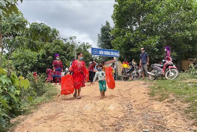 Dịp Tết Thiếu nhi 1/6, tại điểm trường Sân Bay (Trường Mầm non Si Pa Phìn, xã Si Pa Phìn, huyện Nậm Pồ, tỉnh Điện Biên) hơn 200 trẻ em trong bản và các bản lân cận đang thực hiện cách ly y tế trong cộng đồng cũng được nhận quà. Ảnh: Xuân Tiến - TTXVN 