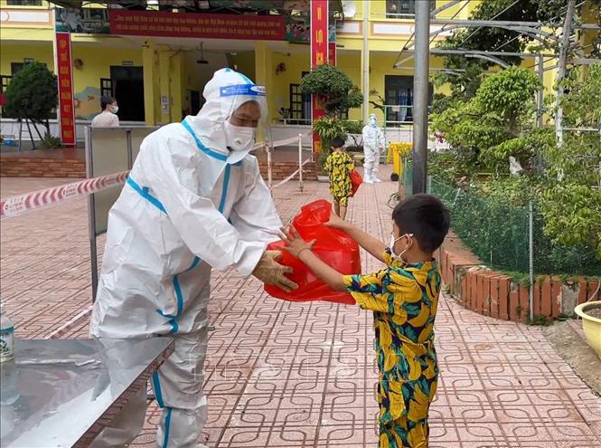 Việc tổ chức phát quà Tết Thiếu nhi 1/6 tại các Khu cách ly tập trung trên địa bàn huyện Nậm Pồ (tỉnh Điện Biên) được thực hiện tuân thủ nghiêm ngặt quy định về phòng, chống dịch COVID-19. Ảnh: Xuân Tiến - TTXVN  