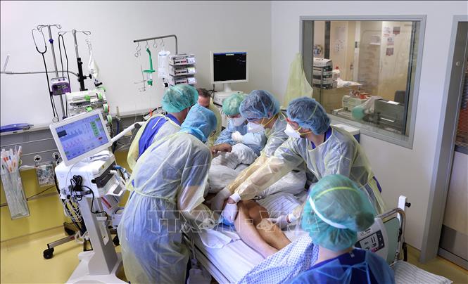 Trong ảnh: Nhân viên y tế chăm sóc bệnh nhân COVID-19 tại bệnh viện ở Magdeburg, miền đông nước Đức, ngày 28/4/2021. Ảnh: AFP/ TTXVN