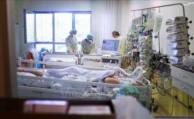 Trong ảnh: Nhân viên y tế chăm sóc bệnh nhân COVID-19 tại bệnh viện ở Magdeburg, miền đông nước Đức, ngày 28/4/2021. Ảnh: AFP/ TTXVN