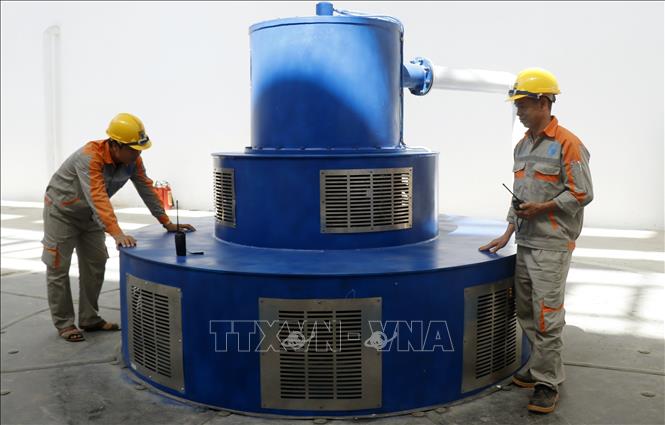 Trong ảnh: Công nhân nhà máy thủy điện Suối Chăn 1 (huyện Văn Bàn) kiểm tra, bảo dưỡng các tuy bin phát điện. Ảnh: Tư liệu - TTXVN