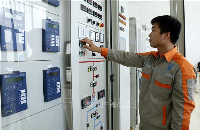 Trong ảnh: Công nhân nhà máy thủy điện Suối Chăn 1 (huyện Văn Bàn) trực kiểm tra, giám sát các thiết bị trạm biến. Ảnh:Tư liệu - TTXVN