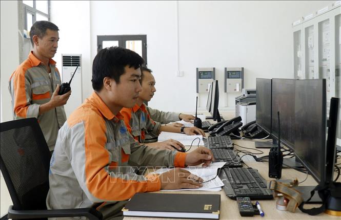 Trong ảnh: Công nhân nhà máy thủy điện Suối Chăn 1 (huyện Văn Bàn) trực kiểm tra, giám sát các thiết bị trạm biến. Ảnh: Tư liệu - TTXVN