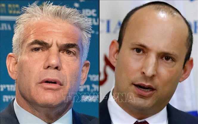 Trong ảnh: Ông Yair Lapid - lãnh đạo đảng đối lập Yesh Atid của Israel (trái) và ông Naftali Bennett - lãnh đạo đảng cánh hữu Yamina. Ảnh: AFP/TTXVN