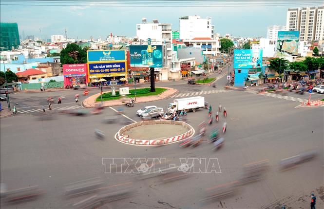 Trong ảnh: Vòng xoay trên đại lộ Phạm Văn Đồng (Quận Gò Vấp) vắng vẻ trong những ngày đầu giãn cách. Ảnh: An Hiếu - TTXVN