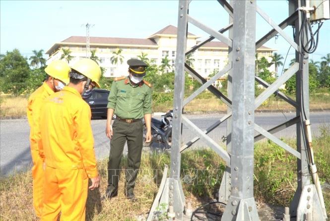 Trong ảnh: Một cột điện bị mất cắp thanh giằng. Ảnh: Thanh Thủy-TTXVN