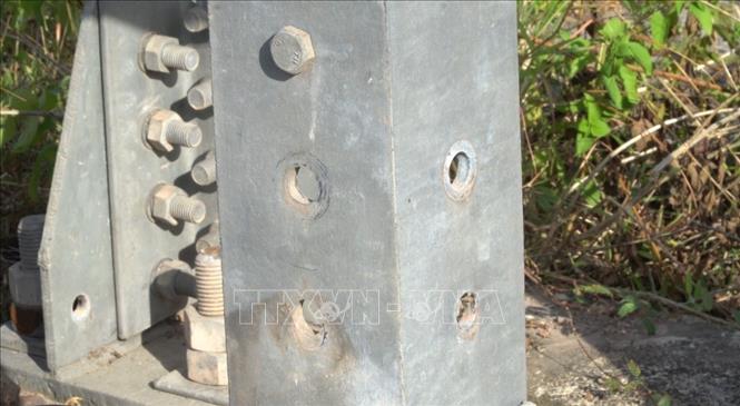 Trong ảnh: Một cột điện bị mất cắp thanh giằng. Ảnh: Thanh Thủy-TTXVN