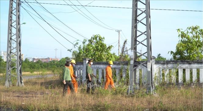 Trong ảnh: Một cột điện bị mất cắp thanh giằng. Ảnh: Thanh Thủy-TTXVN
