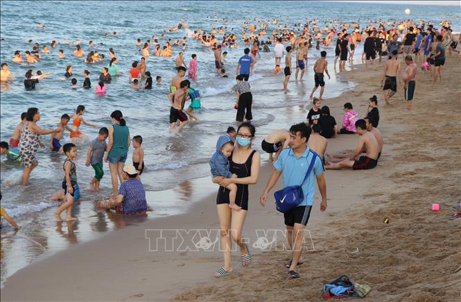 Trong ảnh: Do nắng nóng gay gắt, những ngày này, người dân đổ xô về bãi biển thành phố Tuy Hòa tập luyện thể thao, tắm biển. Ảnh: Phạm Cường-TTXVN