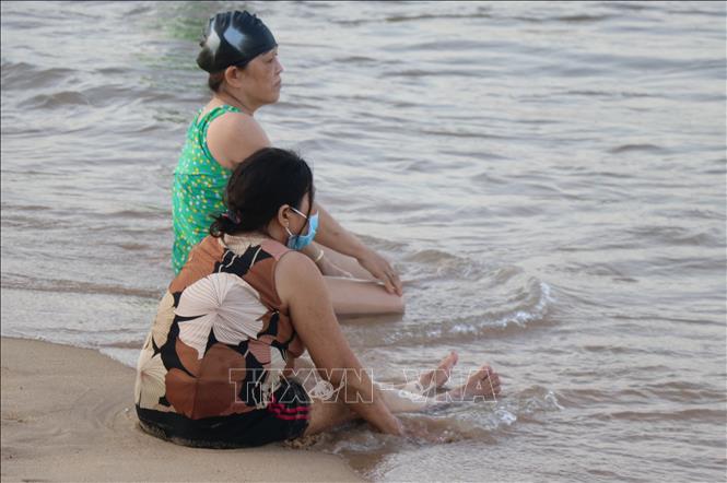 Trong ảnh: Rất ít người thực hiện đeo khẩu trang tại khu vực bãi biển. Ảnh: Phạm Cường-TTXVN