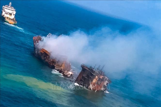 Trong ảnh: Khói bốc lên sau vụ cháy lớn trên tàu chở hàng X-Press Pearl ngoài khơi Sri Lanka, ngày 2/6/2021. Ảnh: AFP/TTXVN