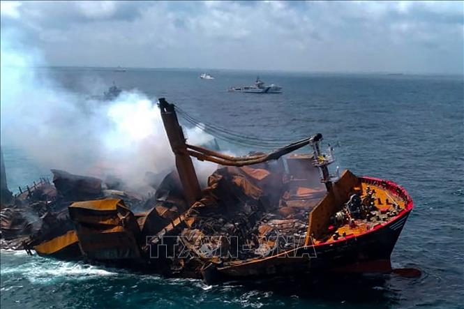 Trong ảnh: Khói bốc lên sau vụ cháy lớn trên tàu chở hàng X-Press Pearl ngoài khơi Sri Lanka, ngày 2/6/2021. Ảnh: AFP/TTXVN