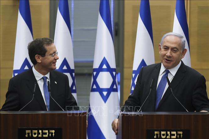 Trong ảnh: Thủ tướng Israel  Benjamin Netanyahu (phải) chúc mừng ông  Isaac Herzog (trái) sau cuộc bỏ phiếu tại Quốc hội ở Jerusalem, ngày 2/6/2021. Ảnh: AFP/TTXVN