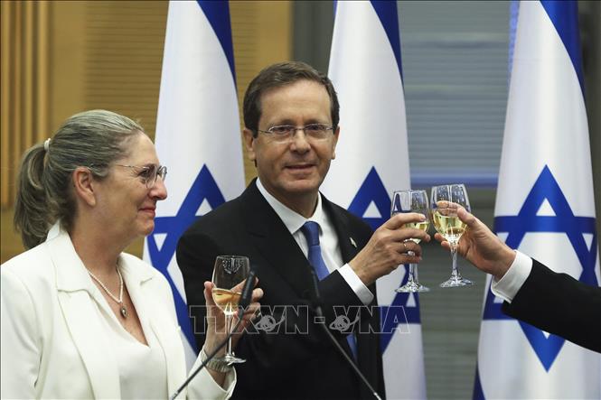 Trong ảnh:Ông  Isaac Herzog và phu nhân chúc mừng sau cuộc bỏ phiếu tại Quốc hội ở Jerusalem, ngày 2/6/2021. Ảnh: AFP/TTXVN