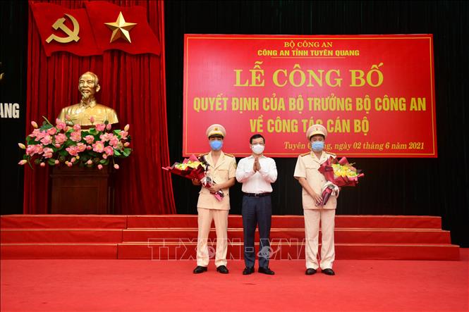 Chủ tịch UBND tỉnh tặng hoa chúc mừng 2 tân Phó Giám đốc Công an tỉnh. Ảnh: Nam Sương - TTXVN