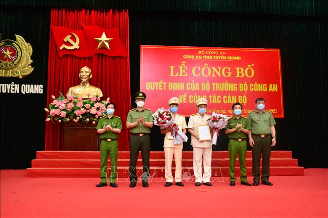 Trao quyết định bổ nhiệm 2 đồng chí Phó Giám đốc Công an tỉnh Tuyên Quang. Ảnh: Nam Sương - TTXVN