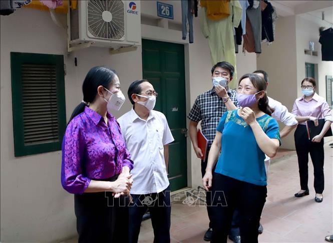 Trong ảnh: Bí thư Tỉnh ủy Vĩnh Phúc Hoàng Thị Thúy Lan gặp gỡ với chủ nhà trọ có công nhân thuê ở phường Khai Quang. Ảnh: Hoàng Hùng - TTXVN