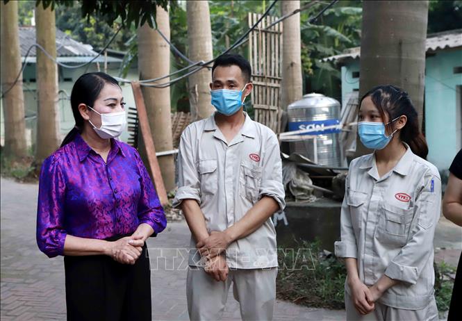 Trong ảnh: Bí thư Tỉnh ủy Vĩnh Phúc Hoàng Thị Thúy Lan thăm công nhân tại khu nhà trọ, tổ dân phố Vĩnh Thịnh Đông, phường Khai Quang. Ảnh: Hoàng Hùng - TTXVN